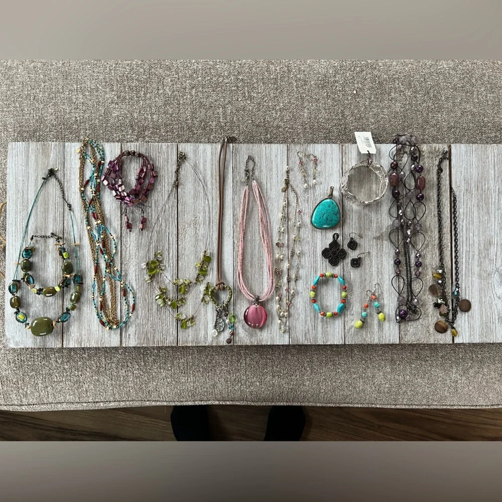 Lot of nice jewelry. Mostly from home jewelry parties. - Picture 2 of 4